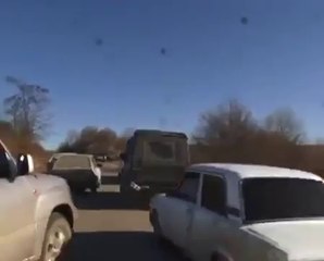 Fight entre voitures en Russie à coup de Kalachnikov et 4x4 !!
