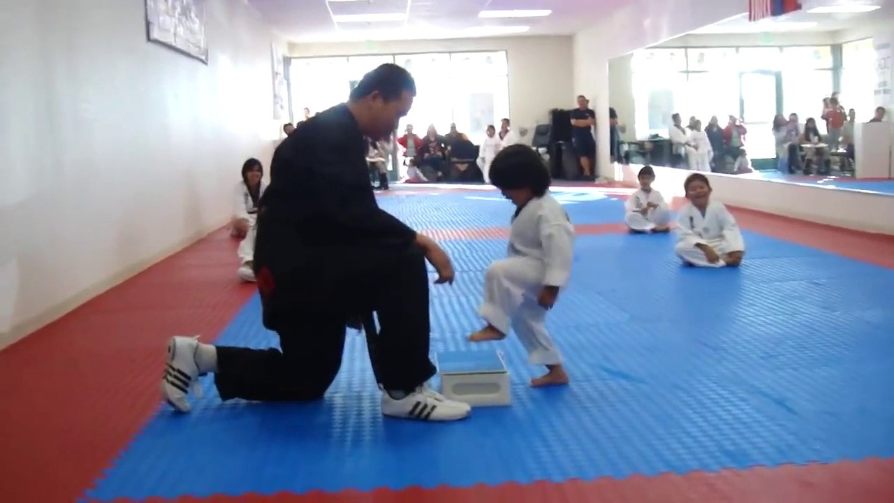 Ce gamin lutte pour casser une planche au Taekwondo !!