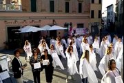Flash mob tutte giù per terra contro la violenza sulle donne Festa Provinciale Pd Donne Foiano