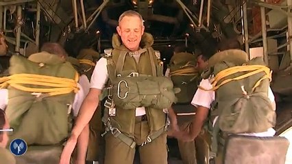 צניחה ימית: צפו ברמטכ"ל גנץ צונח אל המים