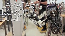 Un avatar robotique piloté par exosquelette