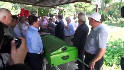 Veysel Eroğlu annesini son yolculuğuna uğurladı