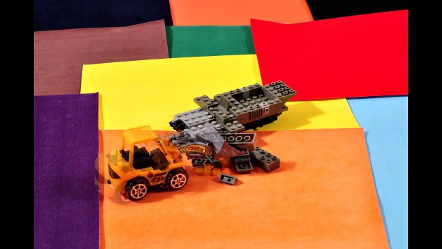 Мультик про Машинку - Трактор. Трактор собирает для детей Самолет из Конструктора