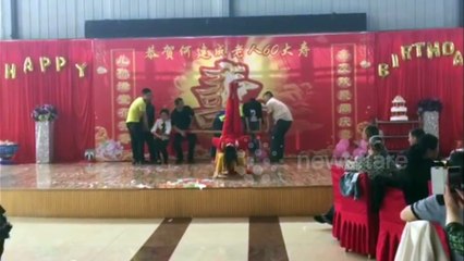 Woman performs amazing leg weight stunts in China