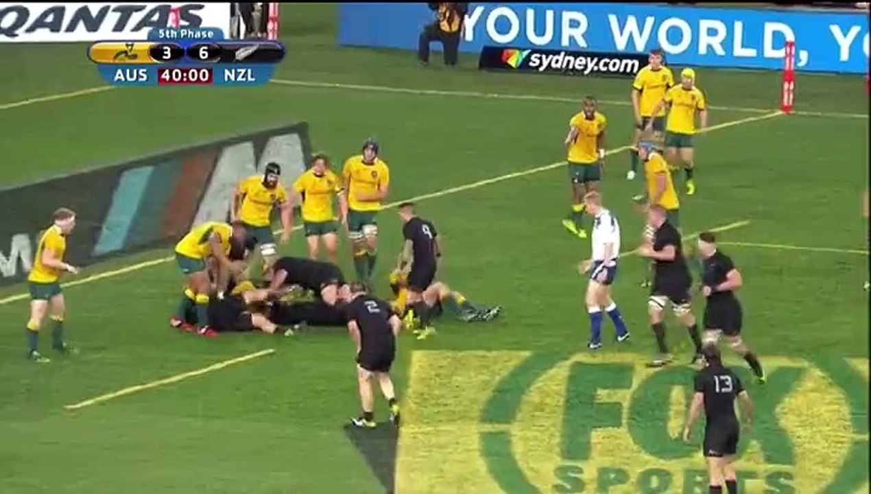 Michael Hooper gagne son duel contre Julian Savea