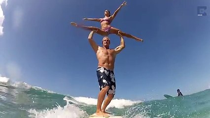 Gimnastas sorprenden en competencia de surf al realizar acrobacias sobre la tabla