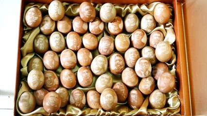 Chinese man engraves eggs
