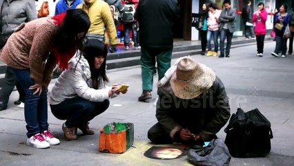 Street artist paints the 'Mona Lisa'
