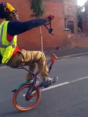 Un homme en wheelie avec un vélo sans roue avant