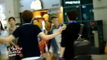 [Fancam] Adorable y despistado Lay en el aeropuerto   reencuentro con Luhan tras sus vacaciones