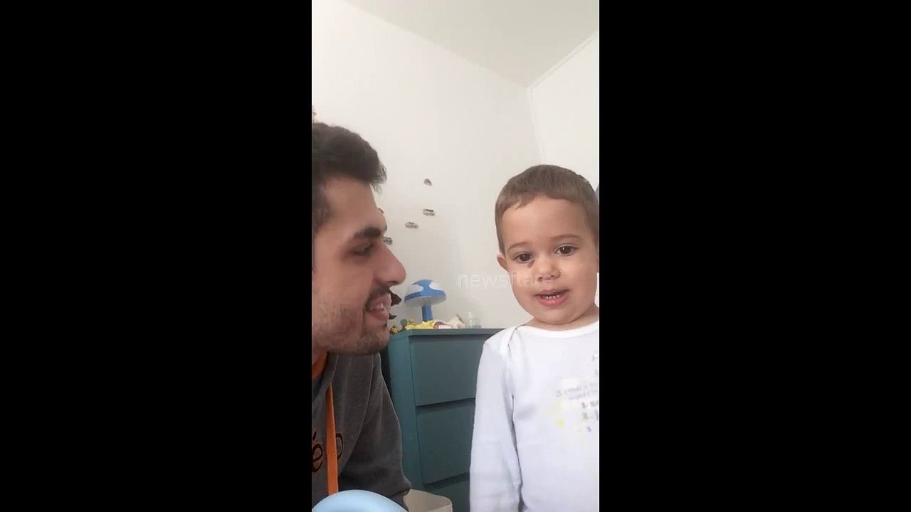 Dad teaches baby to beatbox