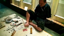 Armless man creates traditional Chinese painting with feet