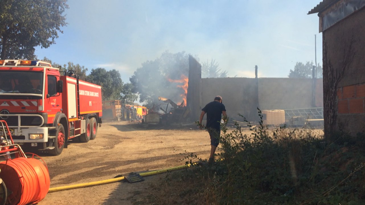 Un hangar agricole en proie aux flammes