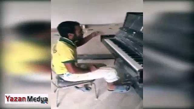 Piyano Çalan İnşaat İşçisi Hayran Bıraktı