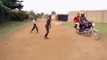 Você acha que sabe dançar?   Crianças de Uganda (África)