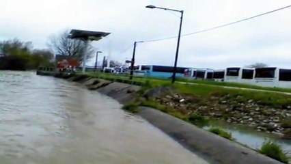 Mau tempo faz várias cheias em Leiria , Portugal 31/03/2013