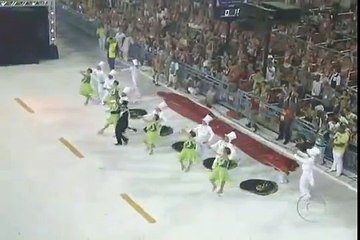 Comissão de frente da Unidos da Tijuca troca de roupa na Avenida (Magica)