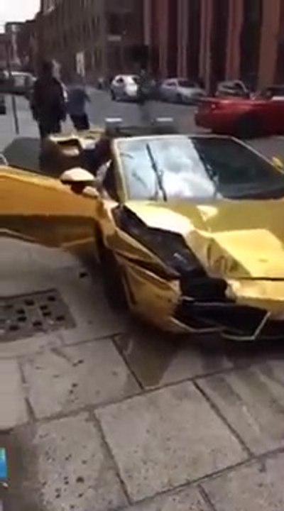 Crash d'une Gold Lamborghini Gallardo à Liverpool