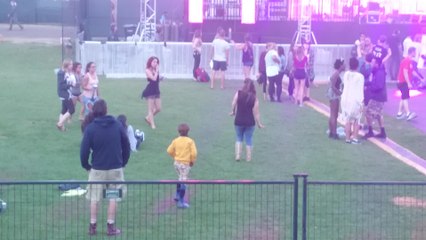 Kid dances like nobody is watching
