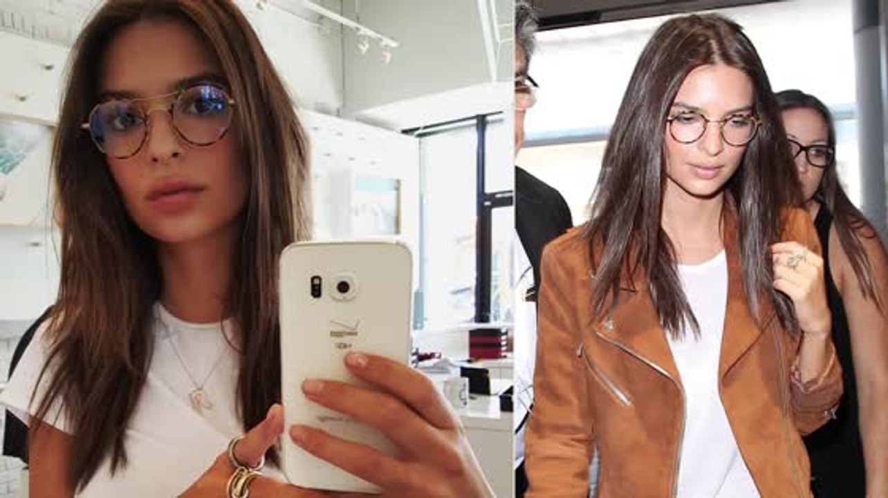 Emily Ratajkowski trägt eine Brille