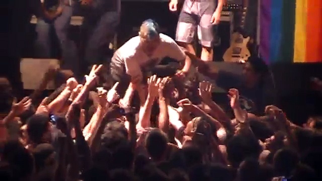 NOFX - BLASPHEMY+Fat Mike gets pissed at one fan that spits on him