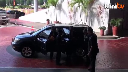 Khalid hadir kerja, enggan bercakap dengan wartawan