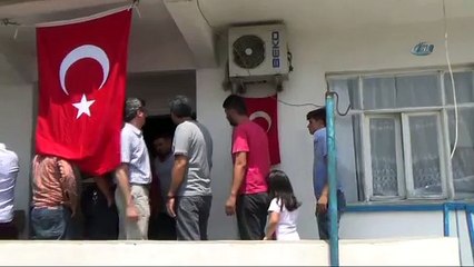 Şehit annesi oğlunun fotoğrafıyla ağıt yaktı