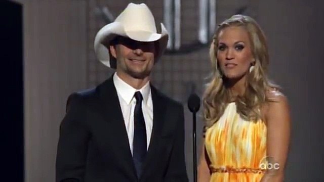 Jason Aldean with Kelly Clarkson 44th Annual CMA awards