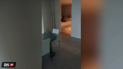 Gerard Piqué lanza pelotazo en el pecho a Shakira (VIDEO)