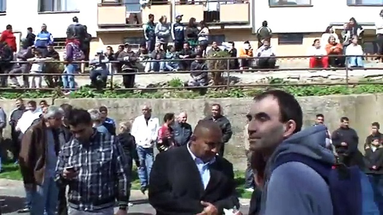 Za potlesku nácků policisté rozprášili pokojný happening - Krupka u Teplic - 9.4.2011 -