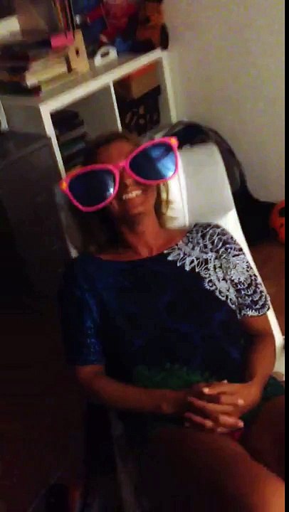 WOMEN LAUGHS NONSTOP!!!!!