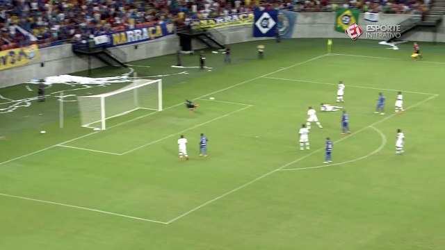 Peter chuta forte e Fernando Henrique faz grande defesa