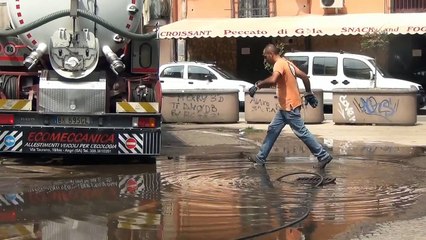 Aversa (CE) - Allarme temporali, ripulite caditoie in Piazza Principe Amedeo (10.08.15)