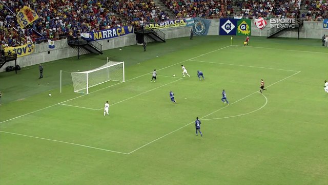 Eduardo Ramos chuta e o goleiro Rodrigo faz grande defesa