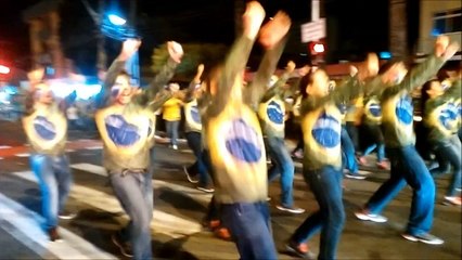 Manifestantes dançam na via e cantam em protesto contra Dilma e PT