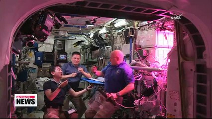 Télécharger la video: NASA astronauts take first bites of lettuce grown in space