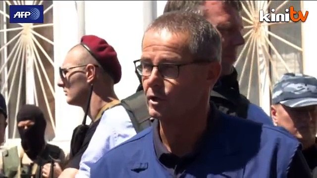 Pasukan Belanda tinjau mayat mangsa MH17