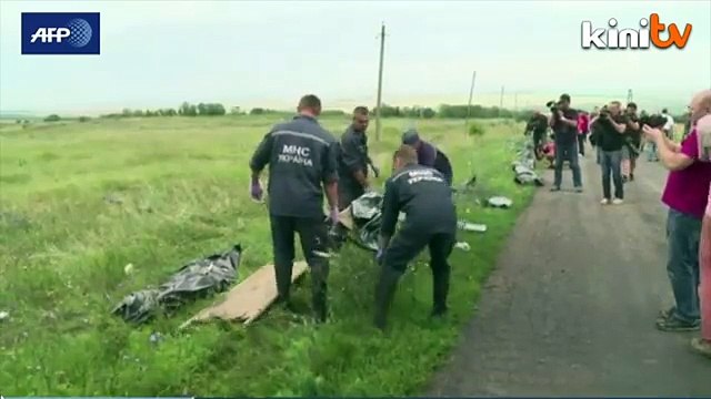 Rescuers gather dead at crash site under rebel watch