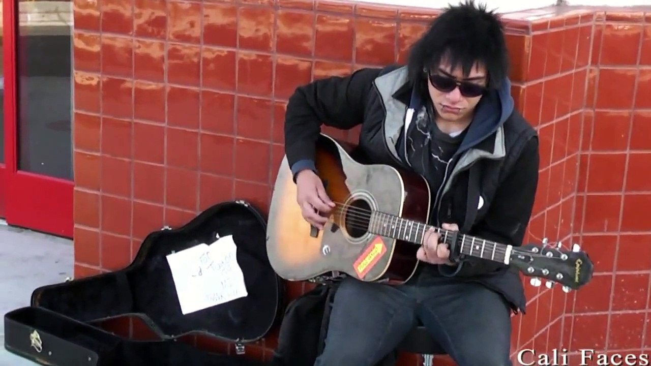 Street Guitar Player Makes $40.00 Every Hour!