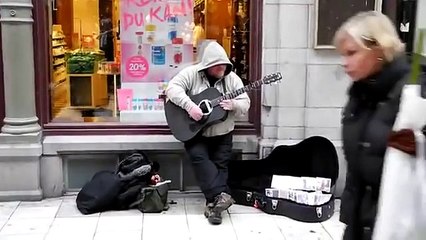 Street guitar singer [incredible voice]