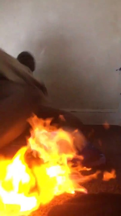 Réveiller votre pote en mettant le feu à ses pieds avec de l'alcool à bruler !