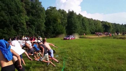 Une voiture de rallye manque de renverser le public en Pologne !