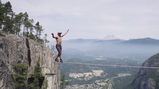 Il traverse un ravin de 290m de profondeur sur une Slackline ! Record du monde !