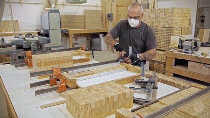 Tải video: Ces artisans créent des planches à découper en bois de dingues !