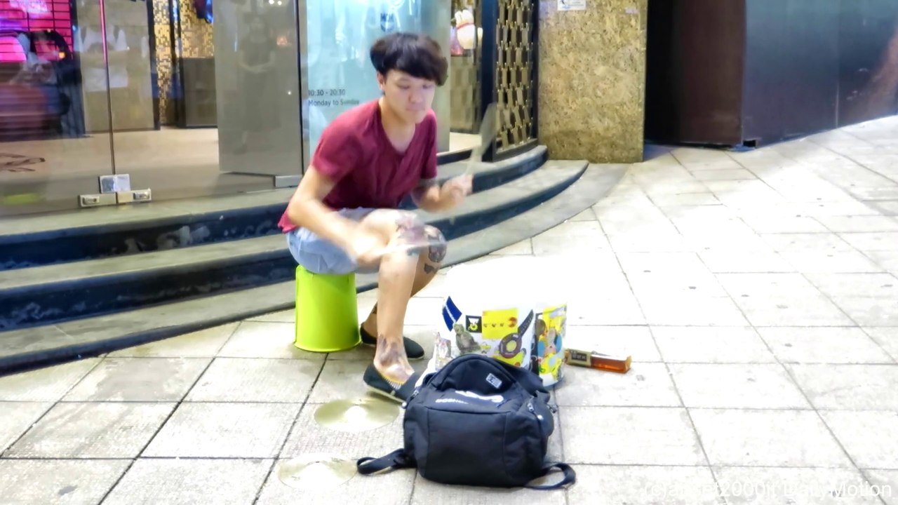 Hong Kong Street Music. Great Drmmer uses Pots and Pans Only. Central District Nightime