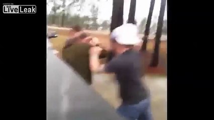 Pelea dos contra uno! paliza y después los apunta con una pistola!