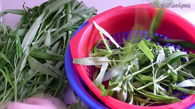 Stir-fried Water Spinach with Garlic (Rau Muong Xao Toi)