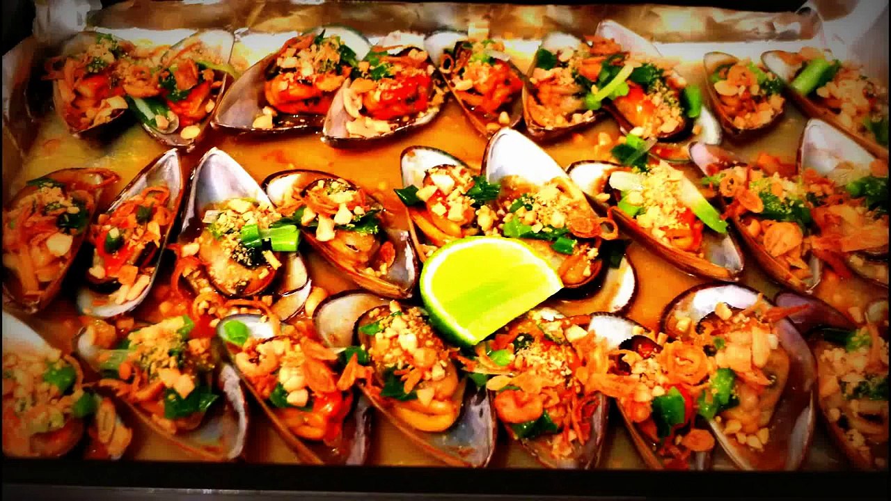 Vietnamese grilled mussels - Chem chep nuong mo hanh