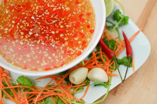 How to make Vietnamese dipping sauce nuoc cham - Cách pha nước chấm
