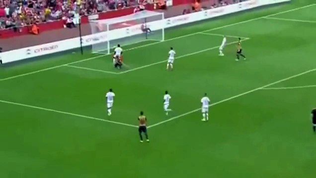 Peripheral Vistion Mesut Özil plays surgical pass for Aaron Ramsey 4 0 to Arsenal v Lyon